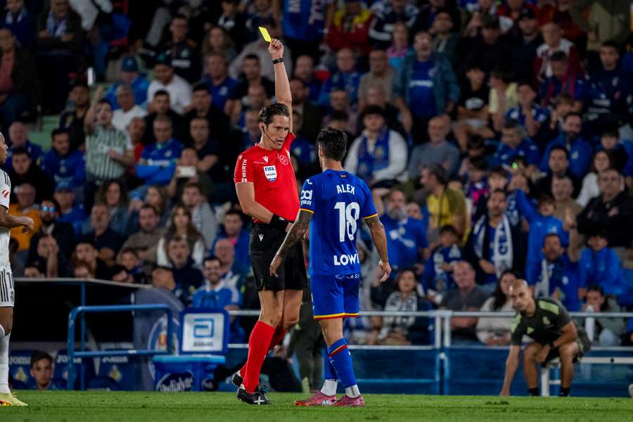 Álex recibe una tarjeta amarilla en El Coliseum Álex recibe una tarjeta amarilla en El Coliseum