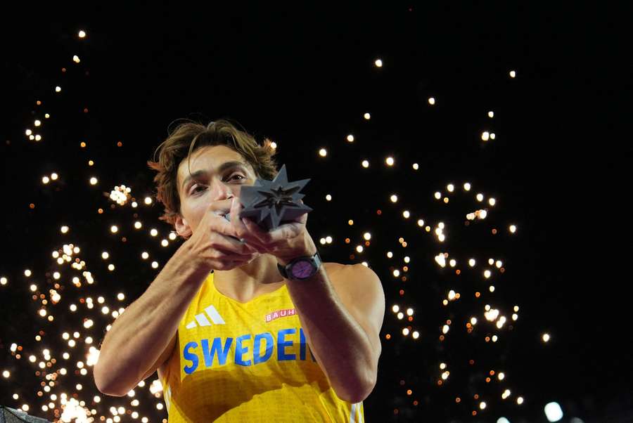 Duplantis si užíva ďalšiu trofej. Duplantis si užíva ďalšiu trofej.