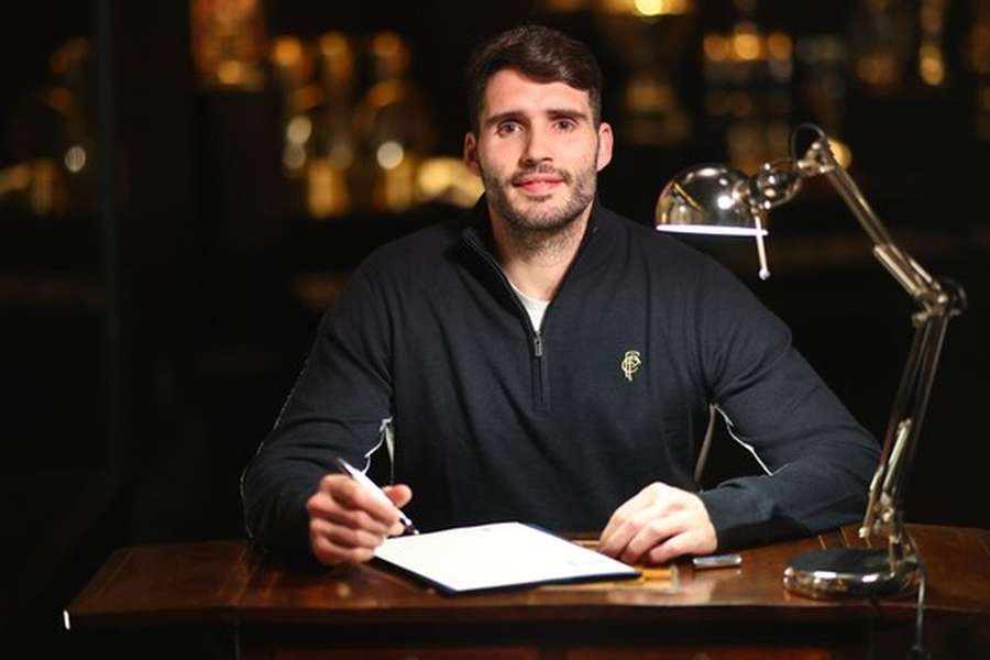 Xavi Malián na assinatura da renovação de contrato