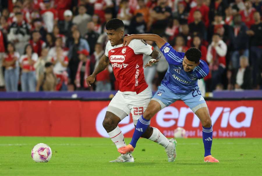 Foto de archivo del duelo entre Independiente y Millonarios Foto de archivo del duelo entre Independiente y Millonarios