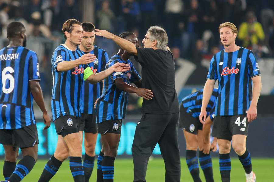 Juric abbraccia De Roon