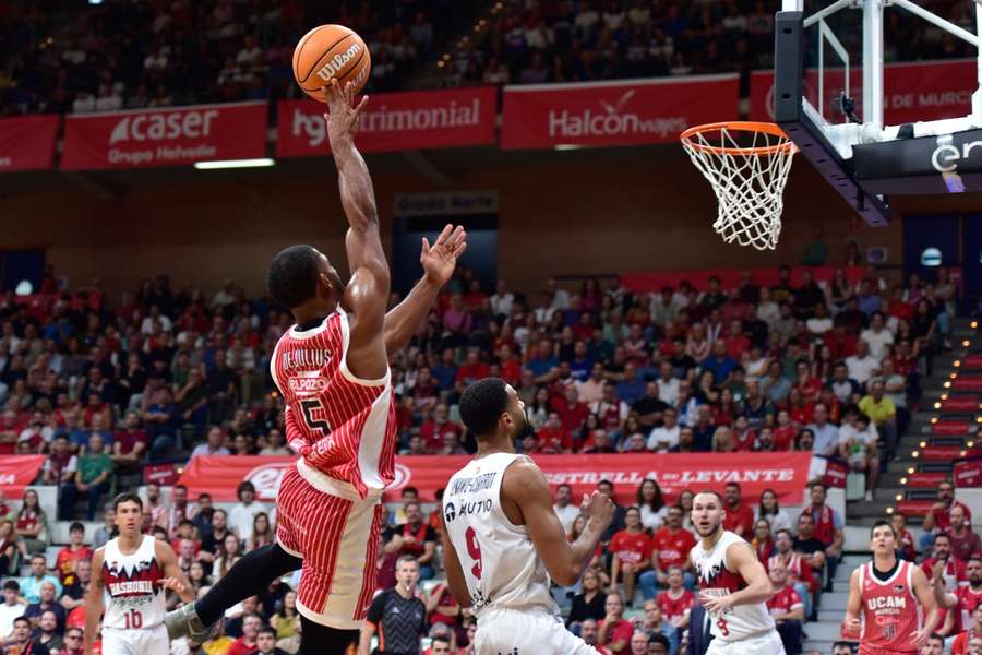 David DeJulius lanza a canasta ante el Baskonia David DeJulius lanza a canasta ante el Baskonia