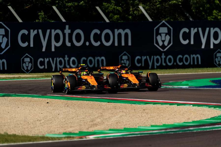 Dwa McLareny walczące na torze Imola, który wypada z kalendarza na 2026 rok