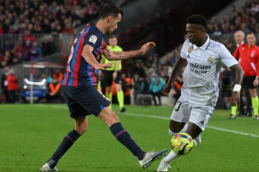 LaLiga hekelt opnieuw racistische beledigingen tegen Vinícius, deze keer in Camp Nou