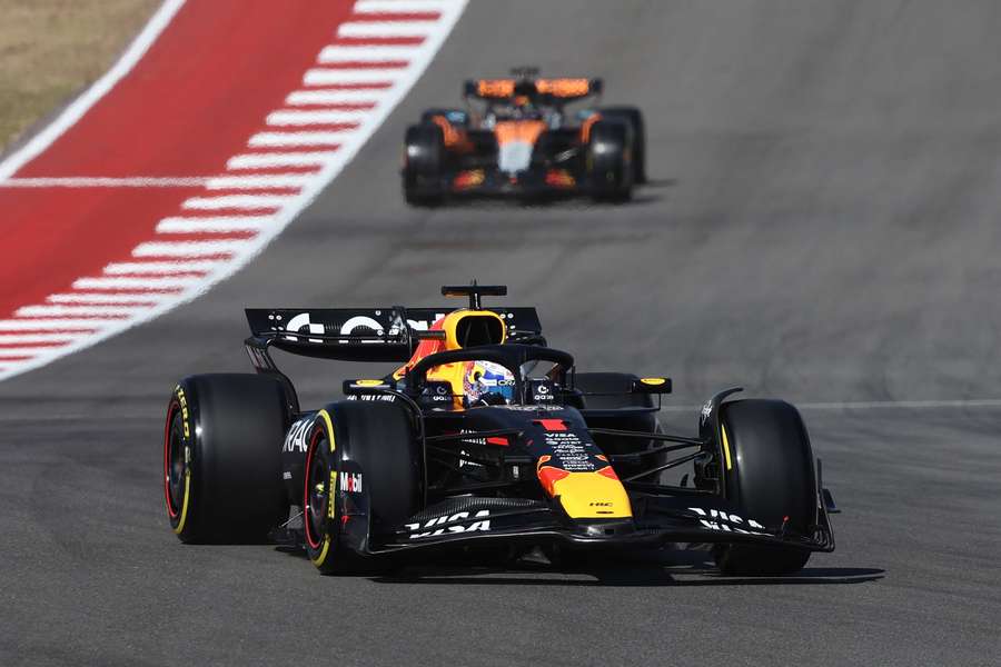 Piastri (hinten) und Verstappen in Austin
