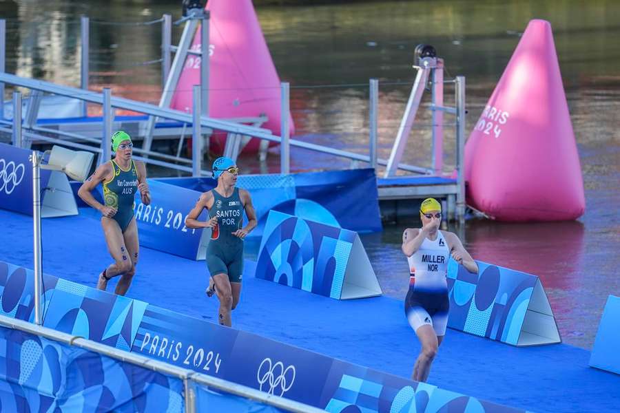 A atleta portuguesa Melanie Santos durante a prova de triatlo a contar para os Jogos Olímpicos de Paris