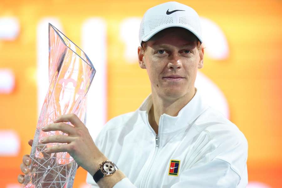 Jannik Sinner pozează cu trofeul Butch Buchholz după ce a câștigat Miami Open 2026
