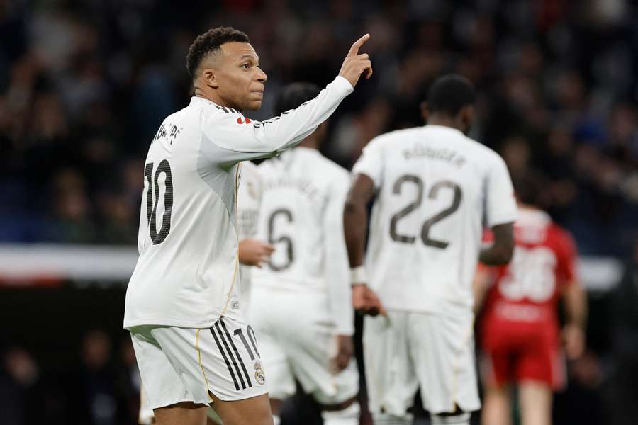 Mbappé uspěl z penalty. Mbappé uspěl z penalty.