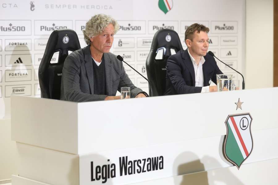 Legia-eigenaar Dariusz Mioduski (L) en persvoorlichter Bartosz Zaslawski (R)