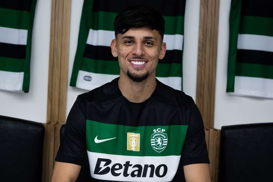 Biel posa com a camisa do seu novo clube, o Sporting