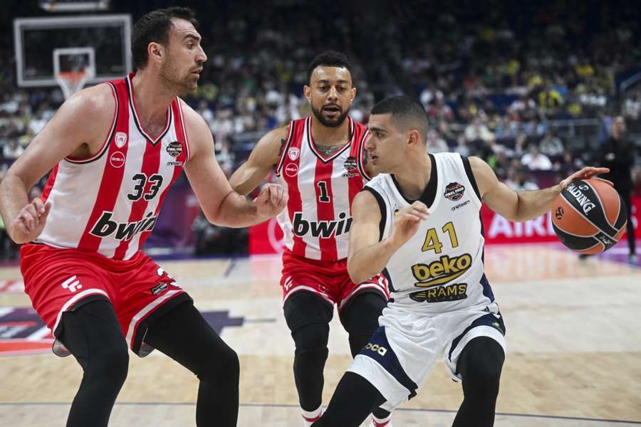 Nikola Milutinov y Nigel Williams.Goss ante Yam Madar en un duelo entre Olympiacos y Fenerbahçe