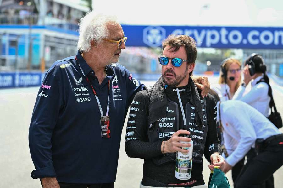 Flavio Briatore (I) y Fernando Alonso (D)