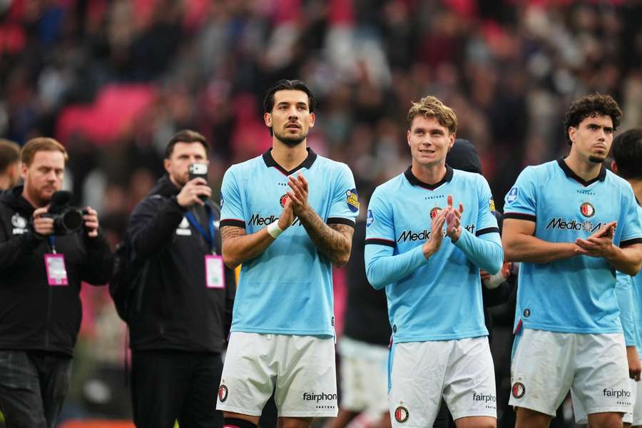 Filip Kostić z PSV (z prawej) walczy z Givairo Readem z Feyenoordu Filip Kostić z PSV (z prawej) walczy z Givairo Readem z Feyenoordu