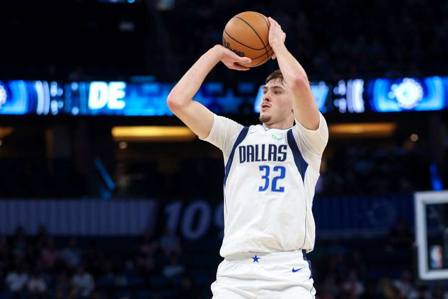 Cooper Flagg lanza a canasta