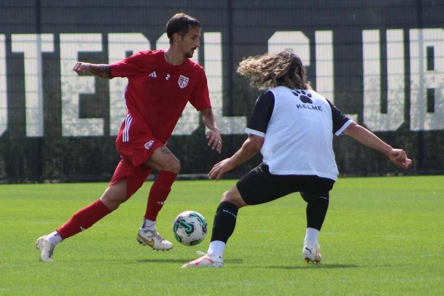 Fernando Fonseca controla a bola perante a aproximação de Martim Tavares