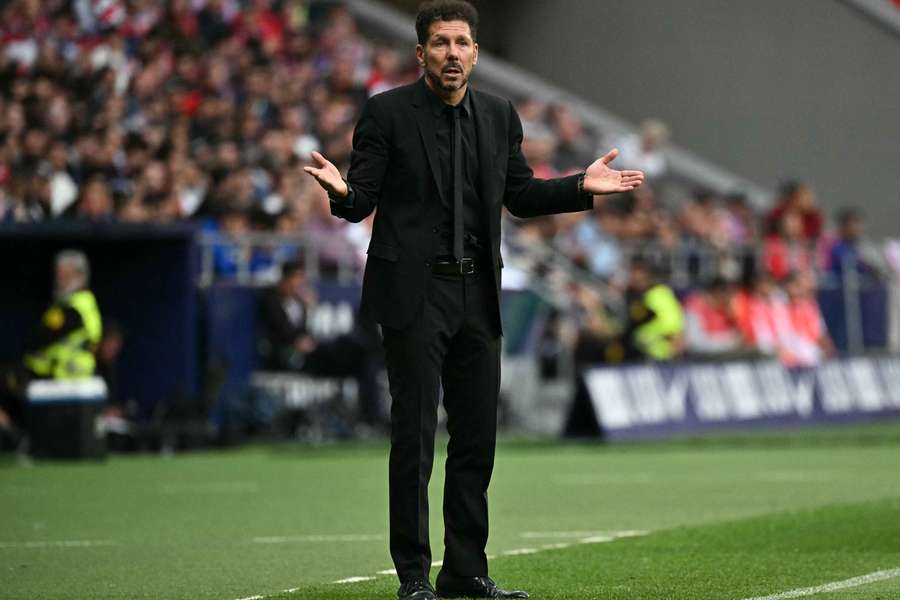 Diego Simeone quer mais gente para o ataque