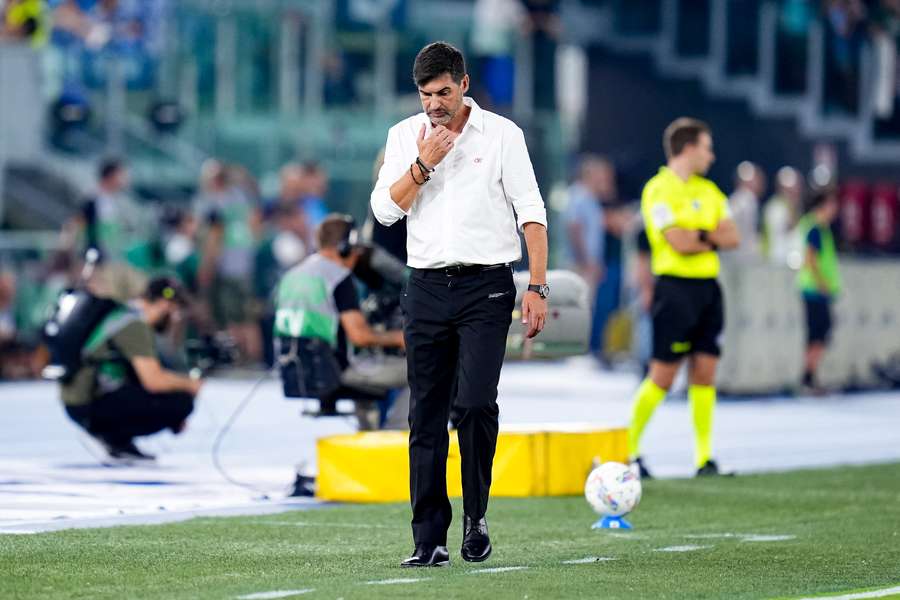 Paulo Fonseca pensieroso durante il match contro la Lazio