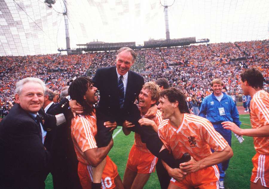 Rinus Michels, o inventor da bola de futebol Rinus Michels, o inventor da bola de futebol
