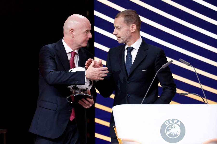 Aleksander Ceferin ao lado de Gianni Infantino, presidente da FIFA Aleksander Ceferin ao lado de Gianni Infantino, presidente da FIFA