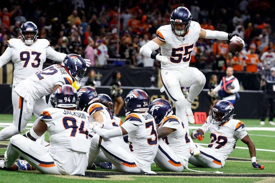 El linebacker de los Broncos Cody Barton (#55) celebra su touchdown con sus compañeros.