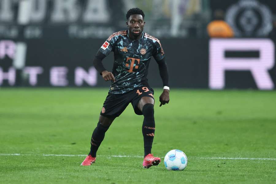 Alphonso Davies contra o Borussia Mönchengladbach no passado fim de semana.