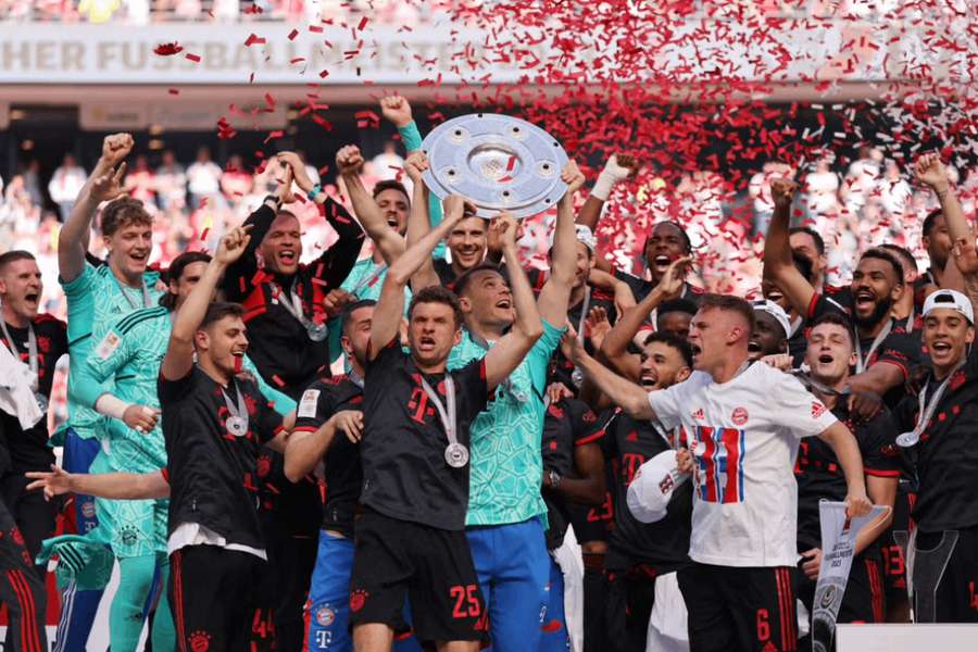 Hráči Bayernu oslavujú titul.