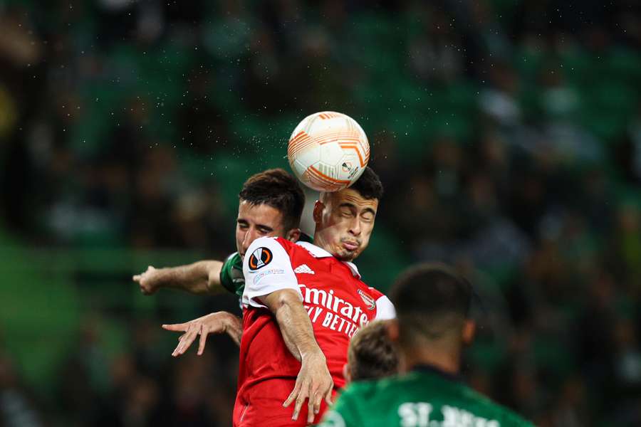 Martinelli briga pela bola no alto contra o Sporting