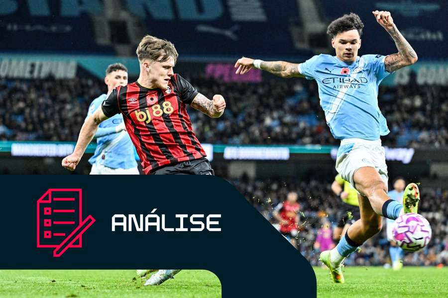 Ben Doak, do Bournemouth, passa a bola por Nico O'Reilly, do Man City Ben Doak, do Bournemouth, passa a bola por Nico O'Reilly, do Man City