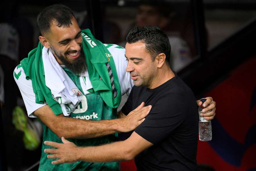 Xavi Hernández y Borja Iglesias se saludan antes del Barcelona-Betis.
