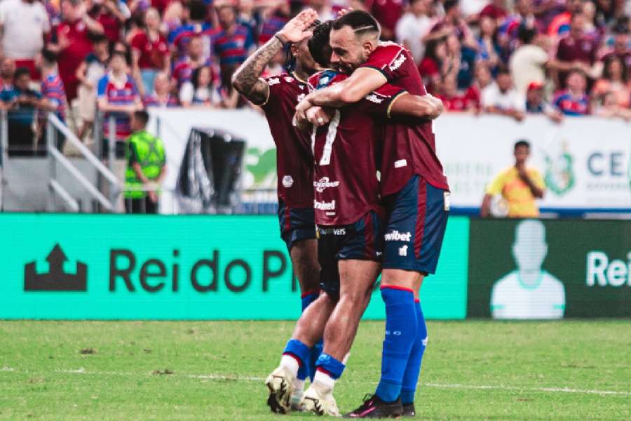 Fortaleza liquidou a fatura no primeiro tempo com quatro gols