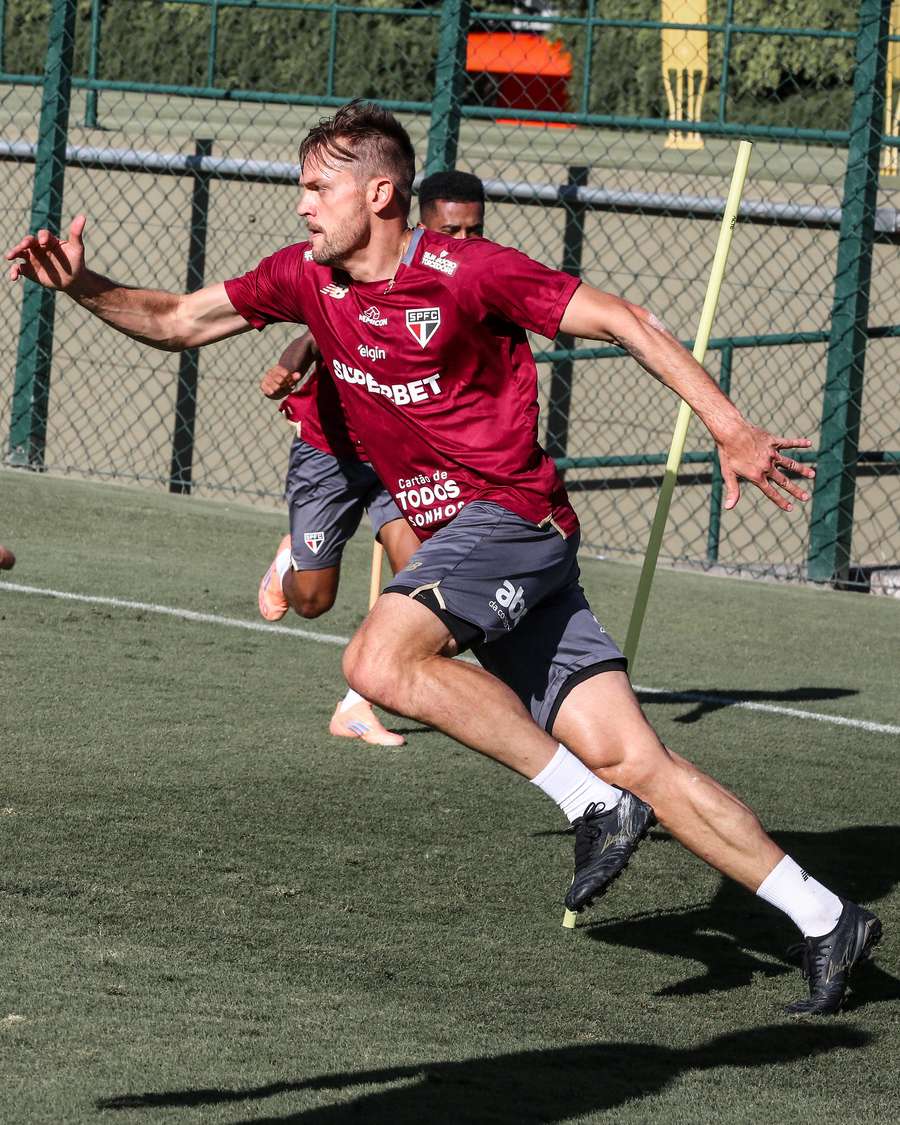 Rafael Tolói em treino do São Paulo nesta quarta (26)