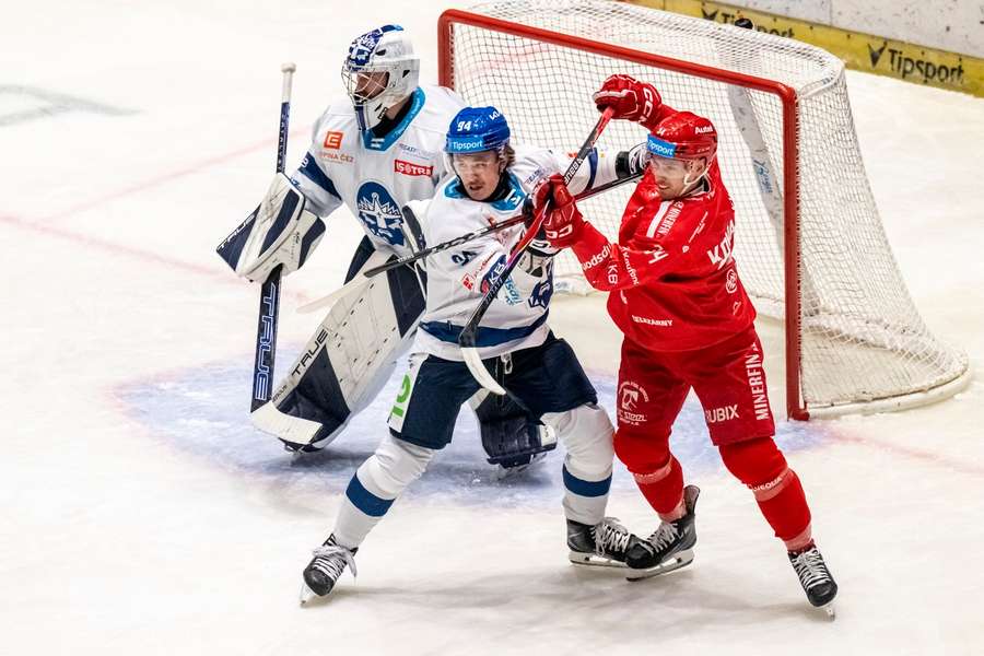 Wylie v souboji před vlastní brankou. Wylie v souboji před vlastní brankou.