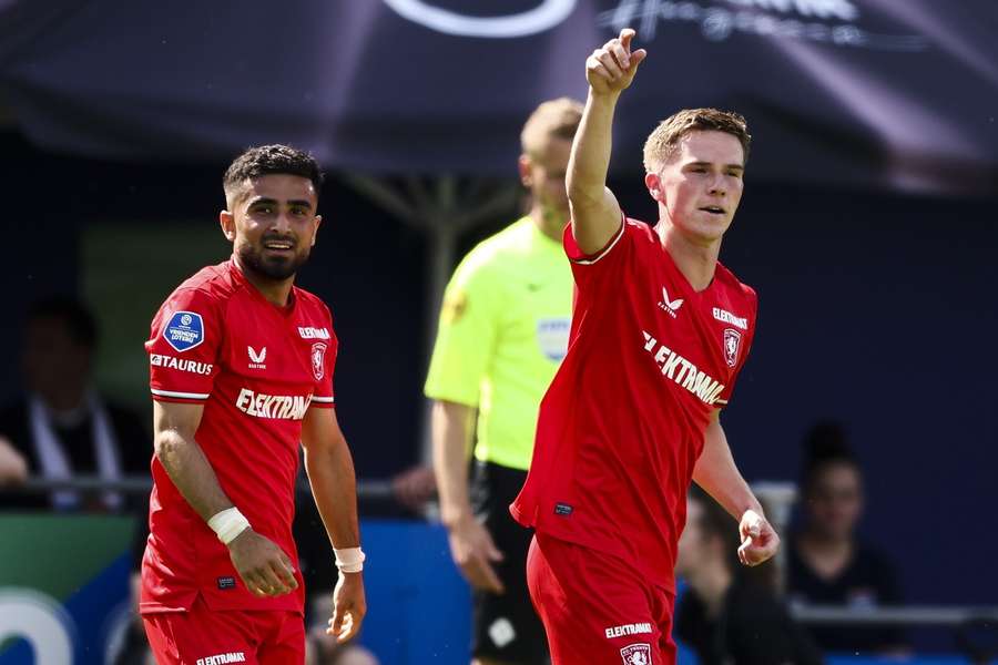 Daan Rots en Naci Unuvar vieren de 1-0 van FC Twente