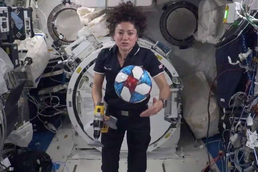 Astronauta Jessica Meir joacă fotbal pe Stația Spațială Internațională Astronauta Jessica Meir joacă fotbal pe Stația Spațială Internațională