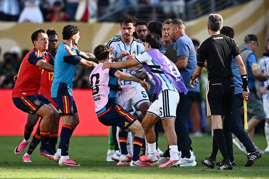 Spain and Argentina players brawl Spain and Argentina players brawl