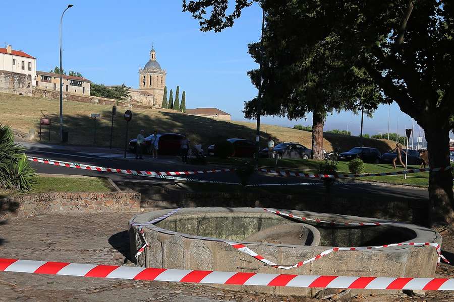 Ogrodzona fontanna po jej zawaleniu się podczas obchodów mistrzostw świata w Ciudad Rodrigo w prowincji Salamanka w Hiszpanii, 20 lipca 2026 r. Ogrodzona fontanna po jej zawaleniu się podczas obchodów mistrzostw świata w Ciudad Rodrigo w prowincji Salamanka w Hiszpanii, 20 lipca 2026 r.