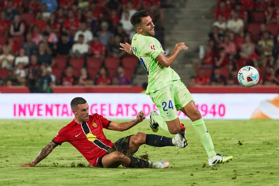 Dani Rodríguez intenta frenar a Eric García Dani Rodríguez intenta frenar a Eric García