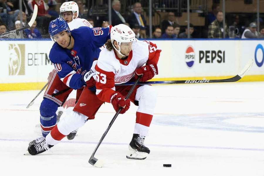 Moritz Seider (r.) im Spiel gegen die Rangers