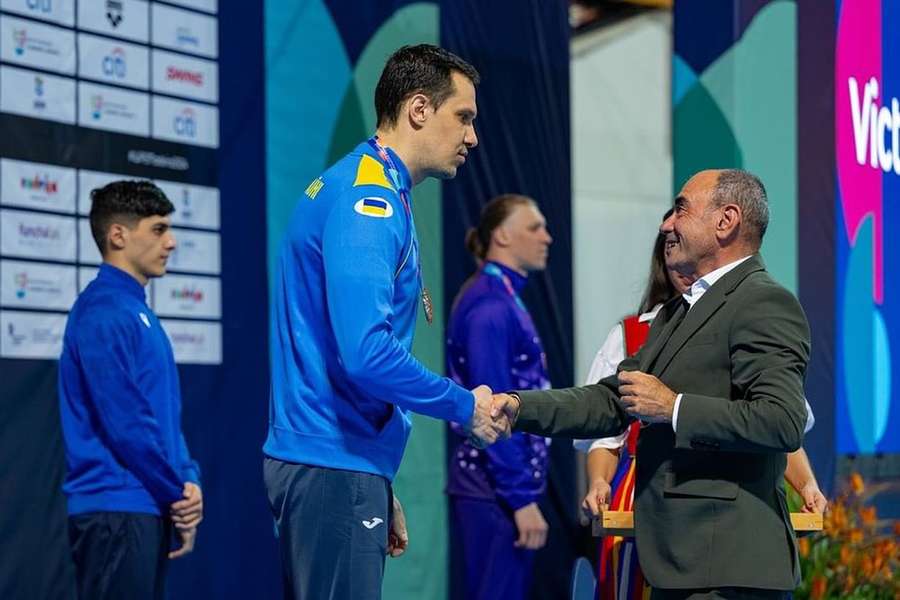 Nadador paralímpico ucraniano recebe medalha no Funchal