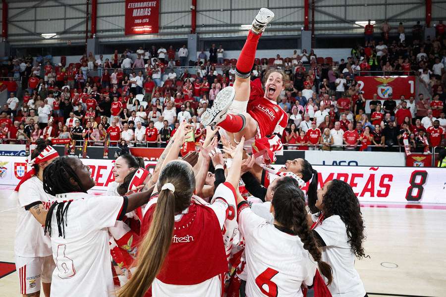 A festa das jogadoras do Benfica com Inês Fernandes, capitã de equipa