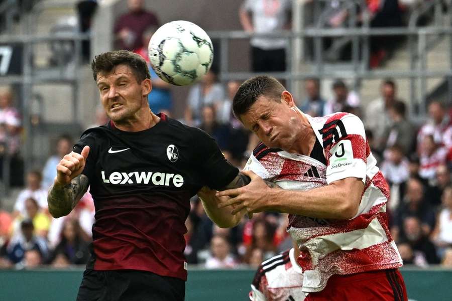 Heintz (r.) im Zweikampf mit Lukas Kübler (l.) Heintz (r.) im Zweikampf mit Lukas Kübler (l.)