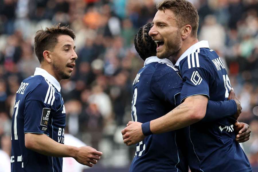 Jogadores do Paris FC celebram a vitória Jogadores do Paris FC celebram a vitória