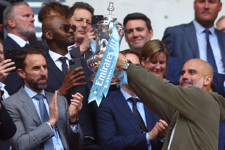 Pep Guardiola ridică trofeul Champions League în fața lui Gareth Southgate