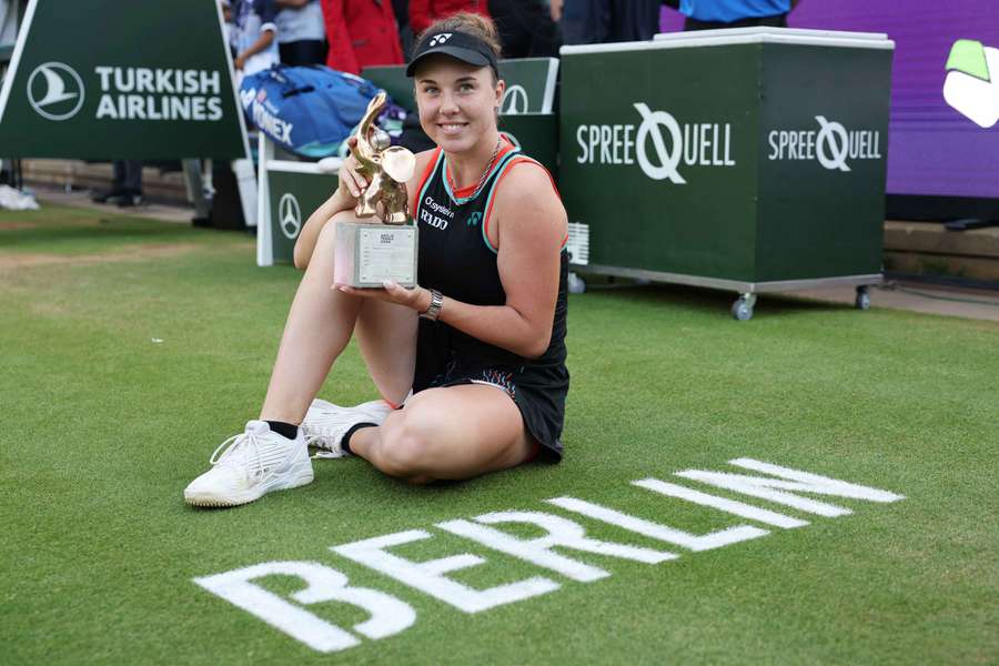 Nosková se raduje s vítěznou trofejí. Nosková se raduje s vítěznou trofejí.