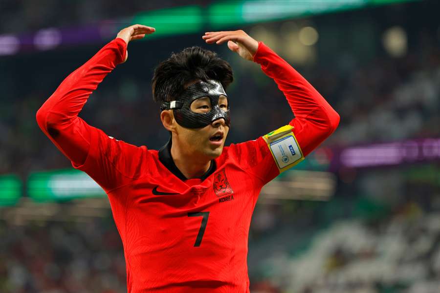 O ídolo sul-coreano joga com uma máscara de proteção no rosto porque passou por uma cirurgia de fratura na órbita do olho esquerdo