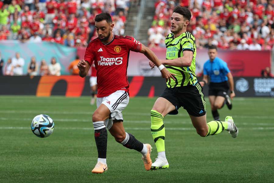Bruno Fernandes foge à marcação de Declan Rice.