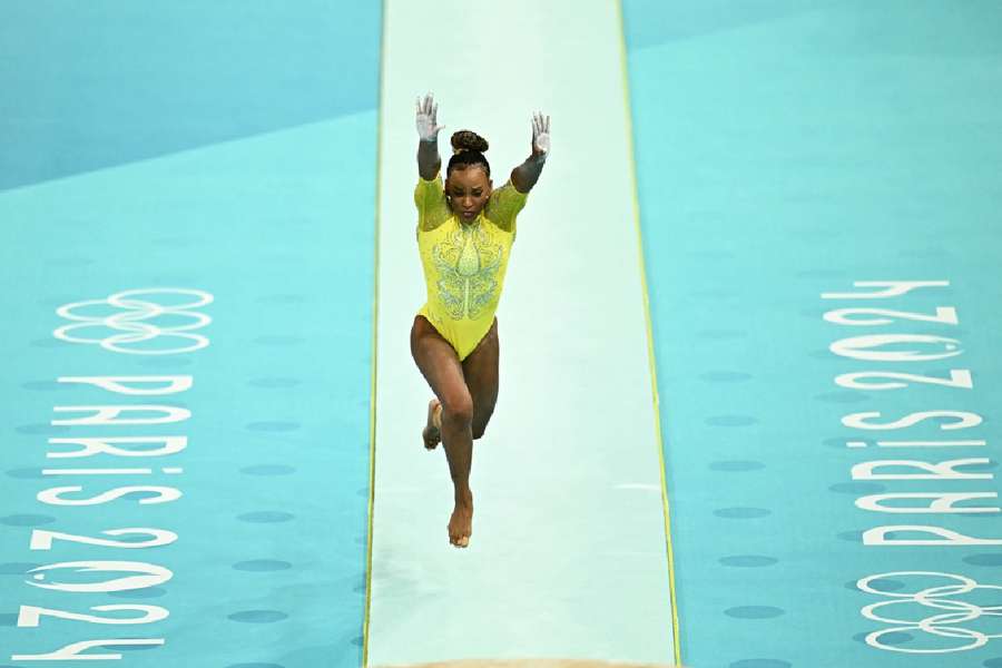 Rebeca Andrade em sua apresentação no salto na final do individual geral