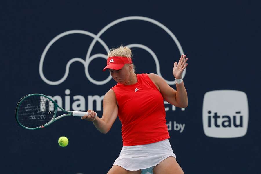 Clara Tauson in action against Paula Badosa