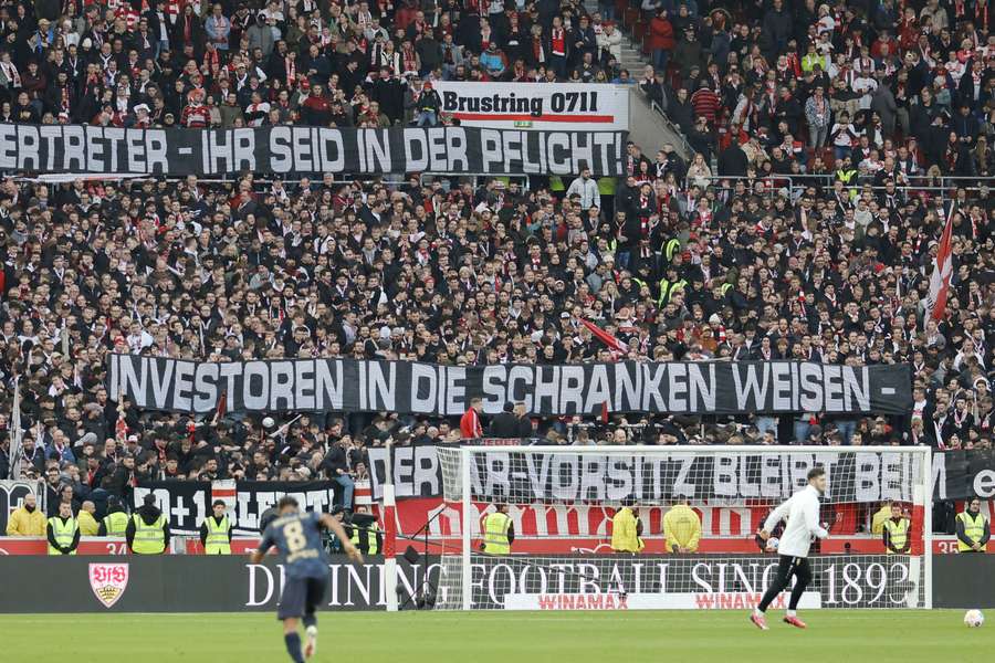 Spandoeken van de supporters van Vfb Stuttgart in de wedstrijd tegen Mainz