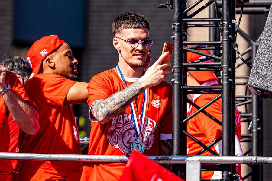 Dennis Man sărbătorește primul titlu din carieră alături de PSV